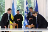 Le président ukrainien, Volodymyr Zelensky (à gauche) et le premier ministre grec, Kyriakos Mitsotakis (à droite), applaudissent Serhi Koretsky, directeur général de la Compagnie nationale ukrainienne d'électricité Naftogaz (à gauche), et Konstantinos Xifaras, directeur général de DEPA SA (à droite), après la signature d'un accord au palais Maximos d'Athènes, le 16 novembre 2025. YORGOS KARAHALIS/AP