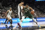 Giannis Antetokounmpo et Victor Wembanyama, adversaires aujourd'hui, coéquipiers demain ? (Scott Wachter/PRESSE SPORTS)