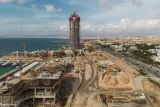 La tour Riviera en construction à l'intérieur du parc métropolitain d'Ellinikon, dans le quartier d'Ellinikon, au sud d'Athènes, le 19 novembre 2025. LOUIZA VRADI POUR « LE MONDE »