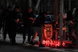 Des supporters du PAOK se sont recueillis en Roumanie après l'accident ayant causé la mort de sept d'entre eux. (A. Avramidis /Reuters)