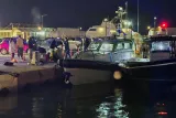 Des gardes-côtes grecs mènent des opérations de sauvetage dans un port de l'île de Chios, dans l'est de la mer Egée, en Grèce, le 3 février 2026, après une collision avec une embarcation de migrants. PANTELIS FYKARIS / POLITISCHIOS.GR / AP