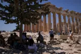 Près du Parthénon, au sommet de l'Acropole, à Athènes, le 27 juin 2025. STELIOS MISINAS/REUTERS