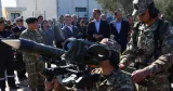 Les présidents français et chypriote, Emmanuel Macron et Nikos Christodoulidis, et le Premier ministre grec, Kyriakos Mitsotakis, à l'aéroport militaire de Paphos (Chypre), le 9 mars 2026.