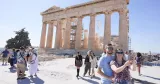 Des touristes visitant l'Acropole à Athènes, le 16 octobre 2024.