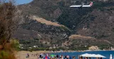 Un Airbus A321 de British Airways en approche de l'aéroport international Dionysios Solomos de Zakynthos, survole une plage de l'île de Zakynthos, le 13 septembre 2025, en Grèce.