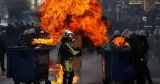 Un cocktail Molotov explose à proximité de policiers lors d'une manifestation pour protester contre l'inaction des autorités dans le cadre de l'enquête sur l'accident de train de Tempi, à Thessalonique (Grèce), le 28 février 2026.