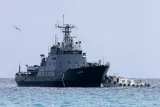 Un transfert de migrants secourus en mer, d’un navire de Frontex vers un plus petit bateau, au large de la Crète (Grèce), le 21 février 2026. STEFANOS RAPANIS/REUTERS