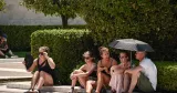 Touristes en quête de fraicheur dans le centre d'Athènes, le 21 juillet 2026.