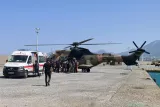 Un hélicoptère ramène à terre des survivants secourus en mer, après le chavirage de leur embarcation au large de Kyrinia, dans le nord de Chypre, le 30 août 2026.