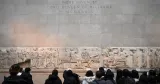 Des visiteurs admirent les marbres du Parthénon au British Museum de Londres, le 9 janvier 2023. DANIEL LEAL / AFP