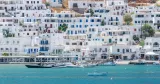 Une vue de Kamares, principal port de l'île de Sifnos en Grèce, le 27 juillet 2026.