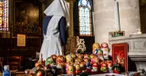 Vente d'objets religieux au profit du couvent Sainte-Élisabeth de Minsk, dans une église des Sables- d'Olonne, en août 2026.