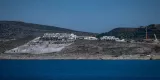 Vue du chantier d’un hôtel de luxe sur l’île grecque de Milos, dans la mer Égée, le 3 février 2026.