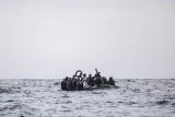 Des migrants attendent d’être secourus par l’équipage du navire « Ocean Viking », dans la zone de recherche et de sauvetage située au large des côtes libyennes, le 16 janvier 2026.