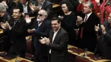 Alexis Tsipras au premier plan applaudissant les résultats du second tour de l'élection présidentielle à Athènes


