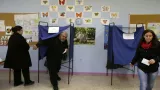 Traditionnellement, les bureaux de vote se remplissent l'après-midi, et dans la matinée ils étaient peu nombreux à prendre le chemin des urnes dans la capitale grecque. Crédits photo : Thanassis Stavrakis/AP


