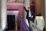 « La Grèce tourne désormais la page de l'austérité », a déclaré hier soir à Athènes Alexis Tsipras devant des milliers de sympathisants et une marée de drapeaux.


