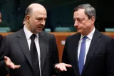 Pierre Moscovici, commissaire aux affaires financières et Mario Draghi, président de la Banque centrale européenne. Image: Keystone


