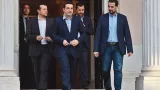 Alexis Tsipras (au centre) quitte le palais présidentiel, mardi, à Athènes. Crédits photo : ARIS MESSINIS/AFP


