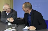 Le ministre allemand des Finances Wolfang Schäuble et son homologue grec Yanis Varoufakis se serrent la main à l'issue de leur conférence de presse, le 5 février 2015 à Berlin (Photo Odd Andersen. AFP)


