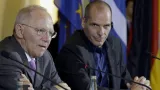 Les ministres des Finances allemand et grec, Wolfgang Schäuble (à gauche) et Yanis Varoufakis, lors d'une conférence de presse à Berlin, jeudi. Crédits photo : Michael Sohn/AP


