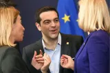 Le chef du gouvernement grec Alexis Tsipras bien entouré pour son baptême du feu des sommets européens, jeudi à Bruxelles, entre Fedrerica Mogherini (à g.), cheffe de la diplomatie européenne, et la Première ministre danoise, Helle Thorning-Schmidt. © AFP.


