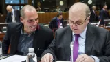 Le ministre grec des finances Yanis Varoufakis à gauche avec son homologue irlandais Michael Noonan. Crédits photo : Geert Vanden Wijngaert/AP


