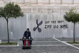 FMI, go home? Il n'en est rien: la Grèce a accepté de rester sous supervision de la Commission, de la Banque centrale européenne et du Fonds monétaire international. On ne les appellera plus «troïka»... © LOUISA GOULIAMAKI/AFP.


