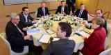 La réunion de jeudi rassemblait notamment le président français, François Hollande, la chancelière allemande, Angela Merkel, le président de l'Eurogroupe, Jeroen Dijsselbloem, celui de la Commission européenne, Jean-Claude Juncker, le premier ministre grec, Alexis Tsipras, le président de la Banque centrale européenne (BCE), Mario Draghi.



