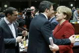 La chancelière allemande salue le premier ministre italien, Matteo Renzi, non loin d'Alexis Tsipras lors d'un sommet européen, le 19 mars à Bruxelles.


