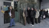 Des retraités attendent de pouvoir retirer leur pension au guichet d'une banque. Crédits photo : Petros Giannakouris/AP


