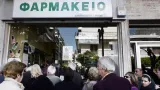 File d'attente devant une pharmacie à Athènes. Actuellement, les laboratoires pharmaceutiques approvisionnent les officines au compte-gouttes. Crédits photo : LOUISA GOULIAMAKI/AFP


