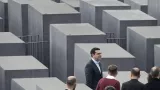 Le premier ministre grec Alexis Tsipras lors de sa visite au Mémorial de l'holocauste, à Berlin, le 24 mars. Crédits photo : Michael Sohn/AP


