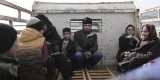 Des migrants au port de l'île de Lesbos, le 18 avril.



