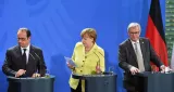 De gauche à droite, le président français, François Hollande, la chancelière allemande, Angela Merkel, et le président de la Commission européenne, Jean-Claude Juncker. - Photo Tobias Schwarz/AFP


