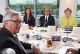 Les négociateurs attendaient beaucoup d'une discussion «hors agenda» sur la Grèce entre Hollande, Merkel et Juncker, hier soir à Berlin. © EPA.



