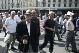 Des retraités manifestent à Athènes, le 20 mai.



