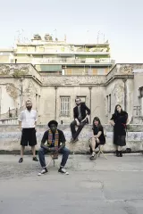 De gauche à droite: Nicholas Georgiou, styliste; Negros Tou Moria, rappeur, Vassilis Karidis, photographe; Marina Fokidis, curatrice; et Persephoni Giannaki, créatrice d'accessoires à la Kunsthalle. (Photo Evangelia Kranioti)


