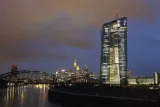 Tant que nul ne doute de la monnaie, une créance de papier peut être considérée comme ayant une valeur réelle, et un billet imprimé à Athènes est équivalent au même, dans un portefeuille berlinois. Mais, dès lors que l'édifice vacille, la monnaie apparaît pour ce qu'elle est, un véritable acte de foi dans la solidité de nos institutions (photo: siège de la BCE à Francfort).


