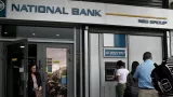 File d'attente devant les distributeurs en Grèce.


