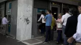 Des Grecs font la queue devant un distributeur de billets, vendredi à Athènes. Crédits photo : Petros Giannakouris/AP


