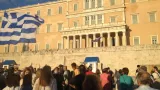 Un homme harangue la foule, devant le Parlement grec (Crédit: Tristan QUINAULT-MAUPOIL/LE FIGARO)



