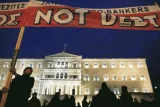 Drapeaux grec et européen mêlés, lundi soir, devant le Parlement à Athènes: le sujet de la dette reste tabou pour les créanciers. © Reporters


