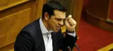 Le premier ministre grec, Alexis Tsipras, appelant à la tenue d'un référendum, lors de son discours au Parlement grec, dans la nuit de samedi à dimanche Crédits photo : YANNIS BEHRAKIS/REUTERS


