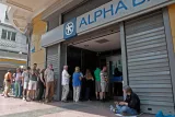 Suite au blocage des négociations, la Grèce est au bord du gouffre financier. Les banques sont fermées et les retraits limités. Image: EPA


