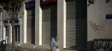 Les banques grecques sont restées fermées lundi, première journée de contrôle de capitaux décrété par la Grèce, au bord du gouffre financier. Crédits photo : ALKIS KONSTANTINIDIS/REUTERS



