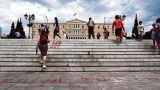 Des slogans hostiles à l'Union européénne et au FMI ont été taggés sur les escaliers menant au Parlement grec à Athènes. Crédits photo : LOUISA GOULIAMAKI/AFP


