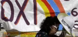 Une Athénienne longe une bannière portant un large "NON" au référendum, ce mardi 30 juin. (Thanassis Stavrakis/AP/SIPA)


