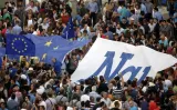 Le mot « oui » (« nai », en grec) était visible sur plusieurs banderoles, le 30 juin sur la place Syntagma, à Athènes.


