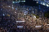 Environ 13?000 manifestants en faveur du non au référendum ont défilé devant le parlement grec à Athènes lundi. Image: AFP


